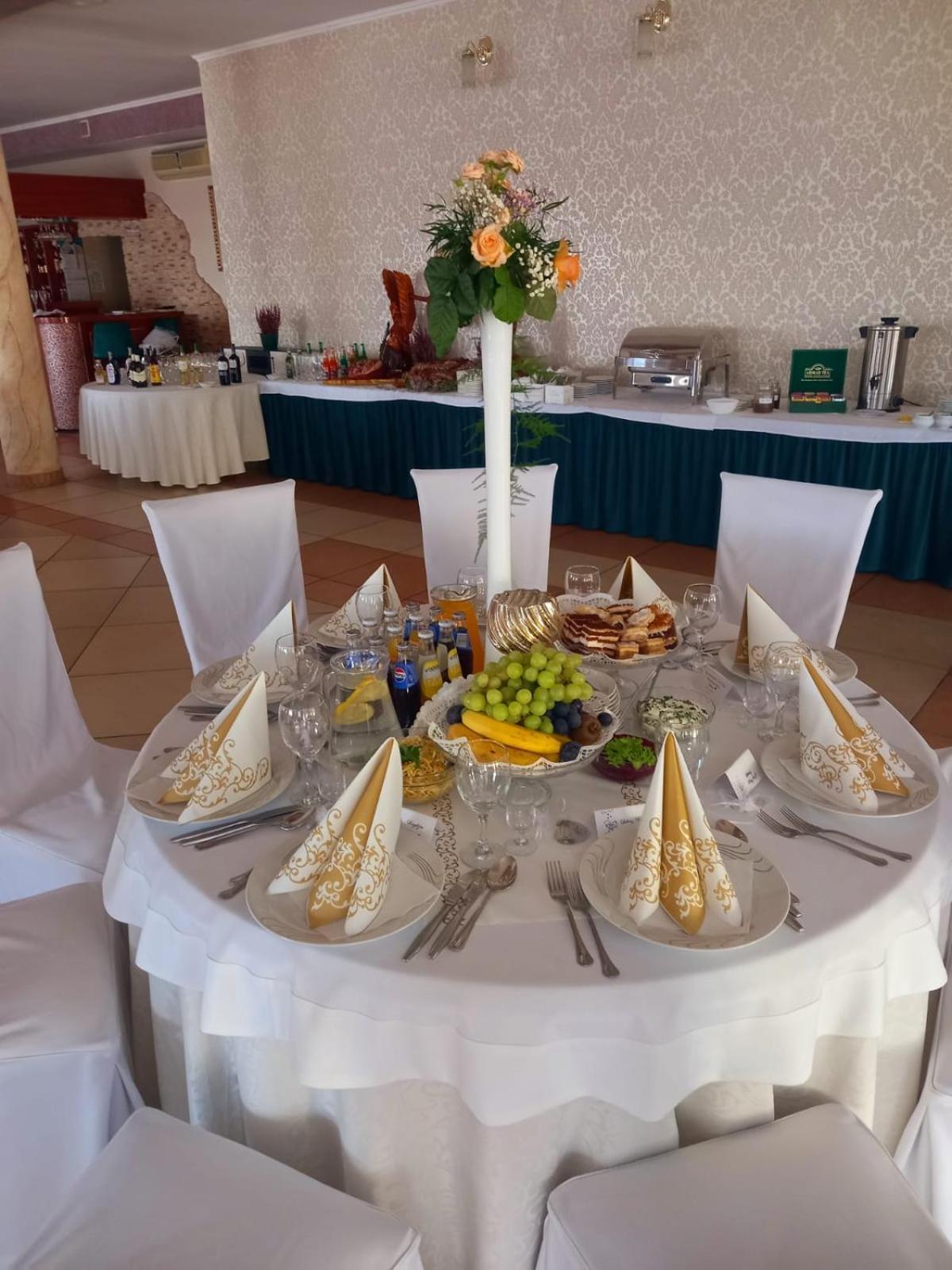 Hotel Magnat Glogow Malopolski Ngoại thất bức ảnh